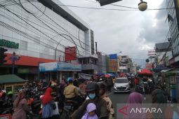 Lalu lintas kendaraan di jalur perkotaan Garut padat