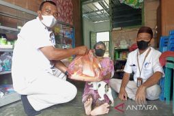 PT Timah Tbk bagikan 15.560 paket sembako bantu keluarga miskin