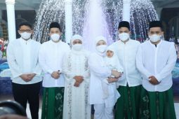 Gubernur Khofifah beserta keluarganya Shalat Id di Masjid Al Akbar