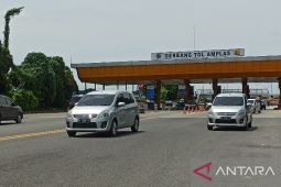 Arus kendaraan pemudik di Tol MKTT ramai pada hari pertama Lebaran