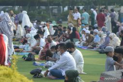Jamaah shalat id membludak hingga saf bercampur