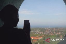Libur Lebaran, wisatawan domestik nikmati ketinggian di GWK (video)