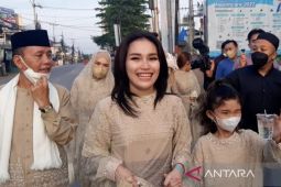 Berhasil puasa penuh, anak Ayu Ting Ting minta hadiah photocard BTS