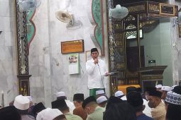 Bupati Batanghari memberikan sambutan dalam sholat Idul Fitri 1443 H