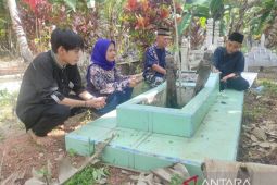 Ziarah kubur di hari pertama Lebaran di Bengkayang