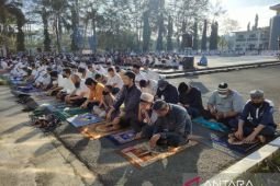 Ribuan umat Muslim Shalat Id di halaman Kantor Wali Kota Sorong