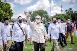 Prabowo sapa Bupati Jember  sebelum jenguk Pengasuh Ponpes Al-Qodiri