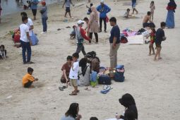 Ancol masih batasi pinggir laut dari pengunjung pantai untuk bermain air