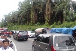 Jalinsum menuju objek wisata Aek Sijorni Tapsel alami kemacetan