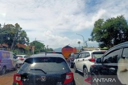 Pengendara terjebak macet enam jam di jalur Bandung-Cianjur