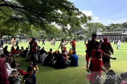 Warga  habiskan libur Lebaran di Taman Alun-alun Bandung