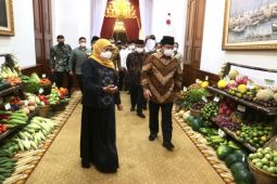 Khofifah kupaskan nanas untuk Prabowo Subianto