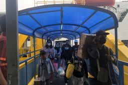 Penumpang mulai mengalir di Pelabuhan Merak pada H+1 Lebaran