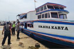 Petugas evakuasi kapal rusak yang  angkut wisatawan ke Pulau Seribu