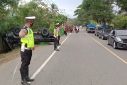 Rem macet, mobil terjungkal di badan jalan di Pidie Jaya