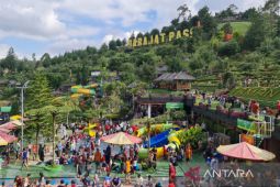 Pengunjung wisata pemandian air panas di Garut ramai saat libur Lebaran
