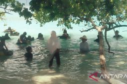 Objek wisata pantai Liang ramai pengunjung saat libur Lebaran