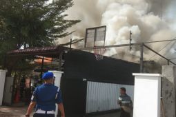 Sebuah pabrik roti terbakar di Padang saat libur Lebaran
