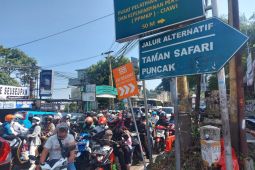 Jalur alternatif ke Puncak jadi sangat ramai saat "one way" ke arah Jakarta