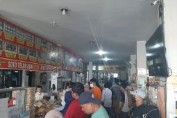 Pemudik lintasi Brebes pilih telur asin sebagai oleh-oleh