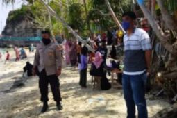 Kawasan wisata pantai Majene diserbu warga pada libur Lebaran