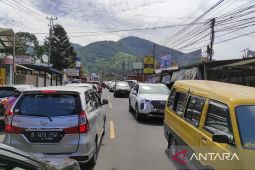Antrean kendaraan di Puncak-Cianjur memanjang pada H+2 Lebaran