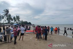 Pantai Aceh Timur padat pengunjung
