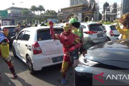 Hibur anak yang terjebak macet di Puncak, polisi kerahkan badut