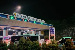 Arus lalu lintas di Gerbang Tol Bakauheni Selatan ramai lancar