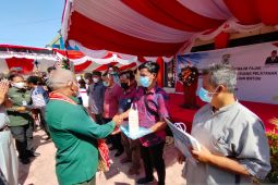 Gubernur serahkan penghargaan bagi 30 wajib pajak setia di Provinsi Papua Barat