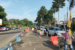 Polisi tutup jalur menuju Puncak Bogor pada Jumat pagi