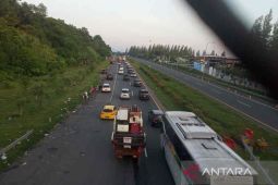 Operator Tol Cipali imbau pengendara tidak parkir mobil di bahu jalan