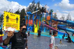 Petugas Satgas COVID-19 terus ingatkan prokes di kawasan wisata taman air Garut