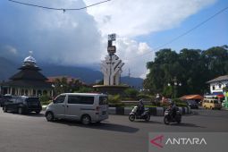 Arus lalu lintas kendaraan di jalur wisata Garut lancar