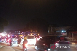 Jalur pantura hingga jalan arteri Karawang terpantau Jumat malam padat