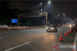 Jumat dini hari jalur Tol Cikampek-Jakarta KM 3.5 terpantau masih lancar