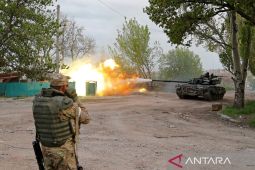 Para kerabat pejuang di pabrik baja Ukraina minta pertolongan
