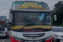Polisi tindak sopir bus lawan arus di jalur macet Tulungagung