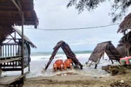 Objek wisata Pantai "jilbab" Abdya dihantam ombak