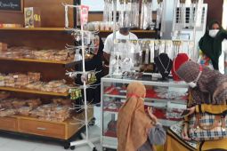 Penumpang arus balik minati kuliner khas Ternate
