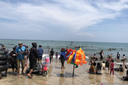 Kisah pengunjung yang menginap di Pantai Anyer  akibat macet