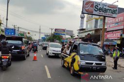 Petugas lakukan penyekatan di jalur utama Bandung-Cianjur