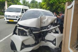 Mobil tabrak beton, seorang meninggal dunia dan delapan luka-luka