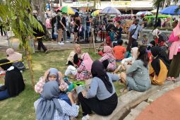 Petugas penjaga Taman Alun-alun Kota Bogor kewalahan tertibkan pengunjung