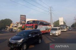 Arus lalu lintas dua arah di jalur Pantura Cirebon lancar