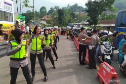 Polwan joget hibur pemudik imbas satu arah di Nagreg Bandung