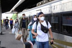 Arus penumpang KA di Cirebon pada H+5 masih tinggi