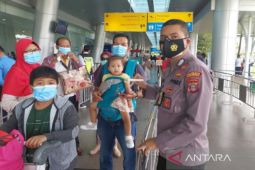 Petugas periksa kesehatan penumpang arus balik bebas hepatitis