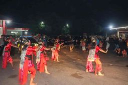 Polisi hibur pengendara yang istirahat di SPBU Tegalkarang Cirebon