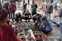 Pasar loak jadi serbuan penggemar barang lama